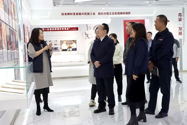 江西萍鄉(xiāng)安源區(qū)委副書(shū)記、區(qū)長(zhǎng)邱偉走進(jìn)金橋集團(tuán)調(diào)研